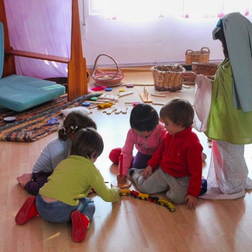 Niños explorando materiales en una sala